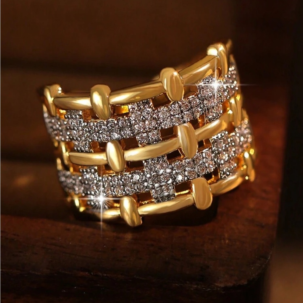 Elegant Gold and Silver Women's Ring
